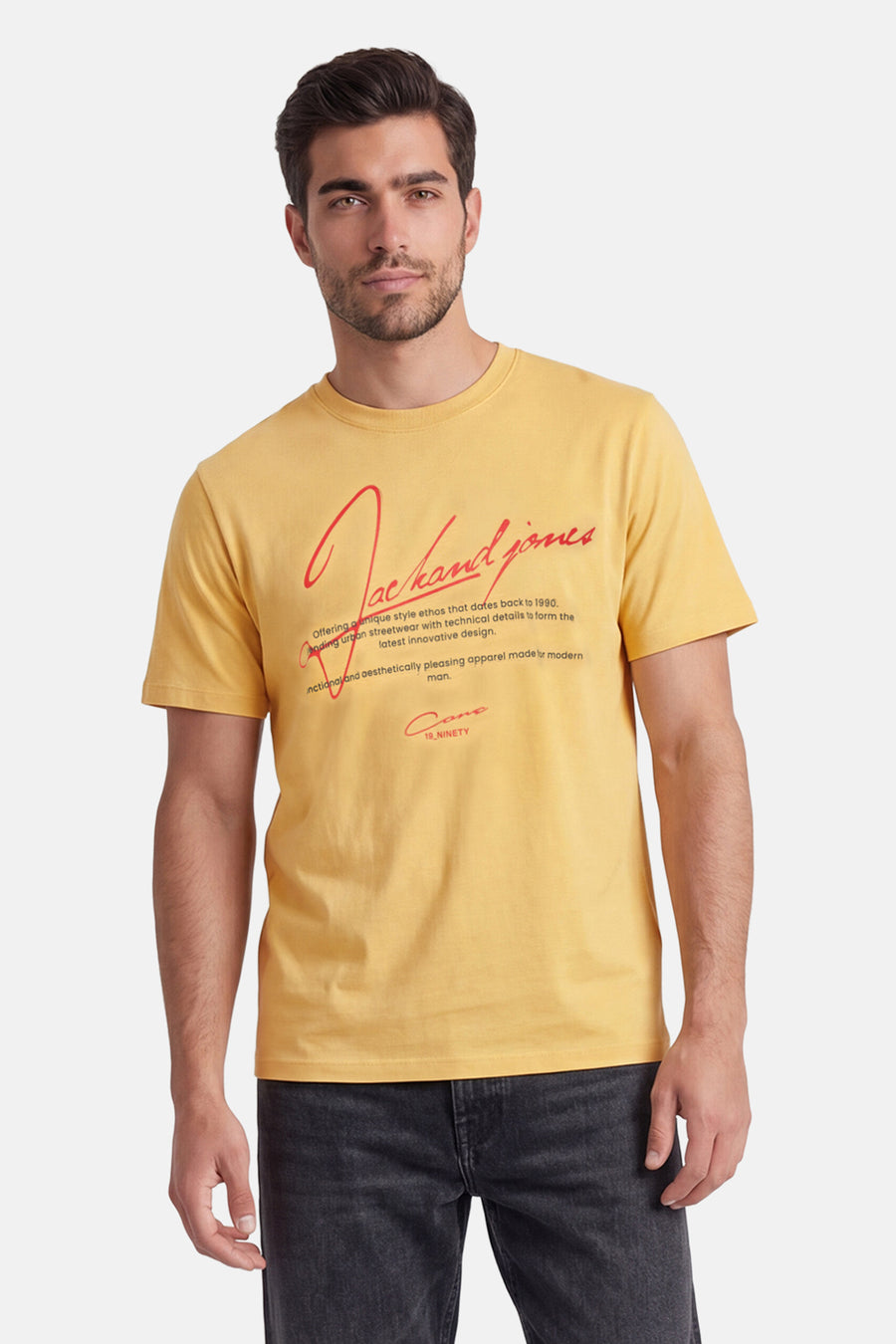 Geel T-shirt met korte mouwen van CORE BY JACK & JONES, met rode scriptopdruk op de borst, gedragen door een man.