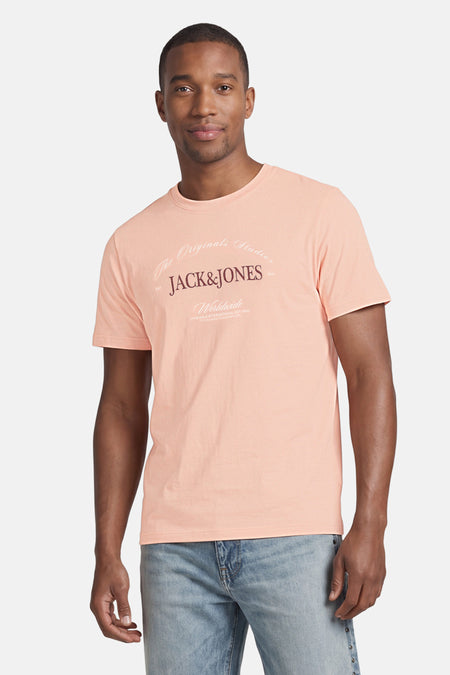 T-shirt rose de ORIGINALS BY JACK & JONES avec imprimé logo blanc et marron sur la poitrine.