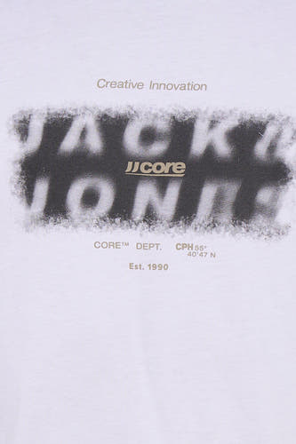 Wit T-shirt van CORE BY JACK & JONES met een zwart-wit distressed print en gouden letters.