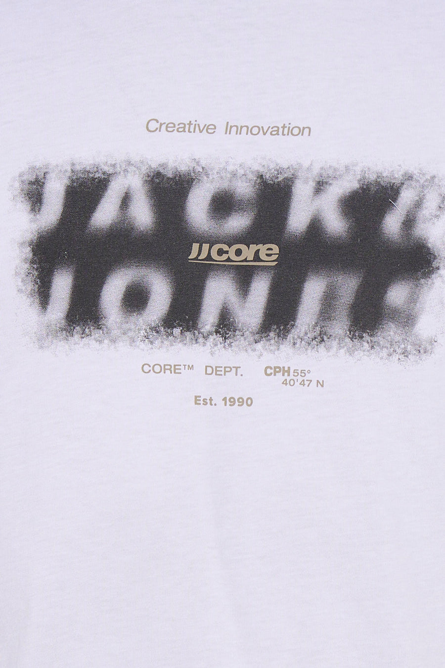 Wit T-shirt van CORE BY JACK & JONES met een zwart-wit distressed print en gouden letters.