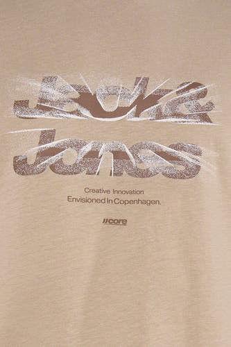 T-shirt beige de CORE BY JACK & JONES avec un imprimé et un slogan 'JACK & JONES' marron et blanc délavés.