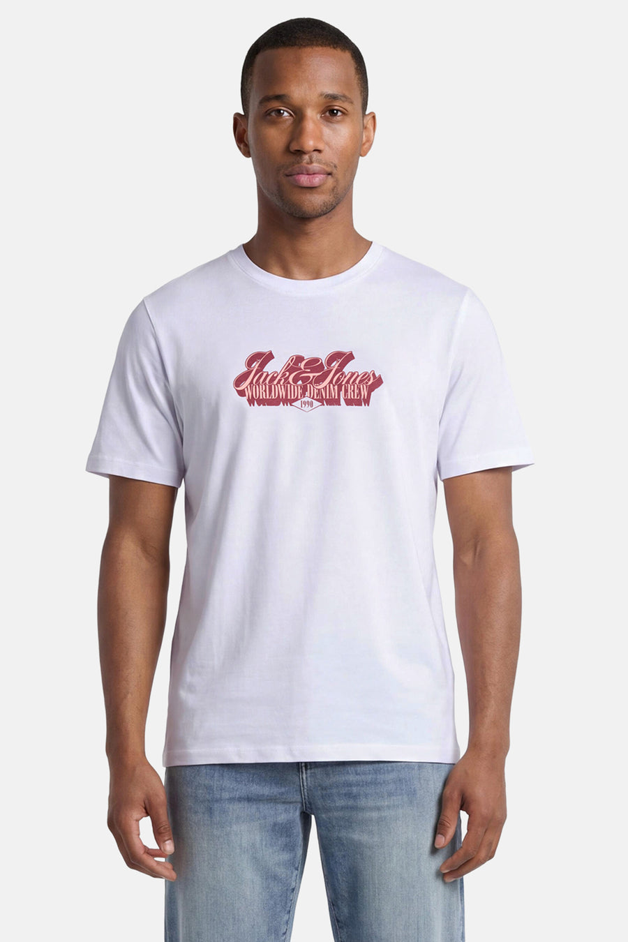 Wit T-shirt met korte mouwen van ORIGINALS BY JACK & JONES met een rode 'Jack & Jones Worldwide Denim Crew 1990' print op de borst.