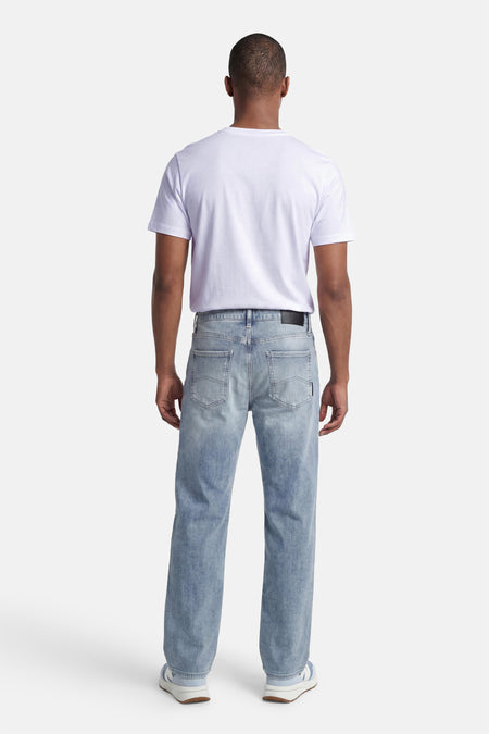 Wit T-shirt van ORIGINALS BY JACK & JONES, achterkant, gedragen met een lichtblauwe jeans en sneakers.