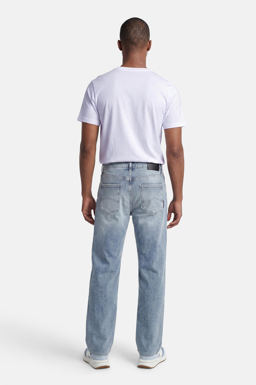 Wit T-shirt van ORIGINALS BY JACK & JONES, achterkant, gedragen met een lichtblauwe jeans en sneakers.