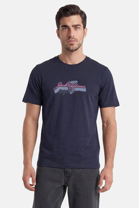 Donkerblauw T-shirt van ORIGINALS BY JACK & JONES met roze en grijs "Jack & Jones Originals" logo print op de borst, gedragen met donkergrijze gestreepte jeans.