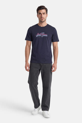 Donkerblauw T-shirt van ORIGINALS BY JACK & JONES met roze/blauwgrijze 'Jack & Jones Originals' print, gedragen met gestreepte jeans en witte sneakers.