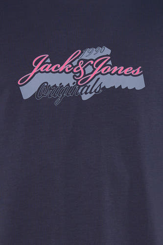 T-shirt gris foncé de Originals by Jack & Jones avec un logo rose 'Jack & Jones' et gris '1990 Originals' sur la poitrine.