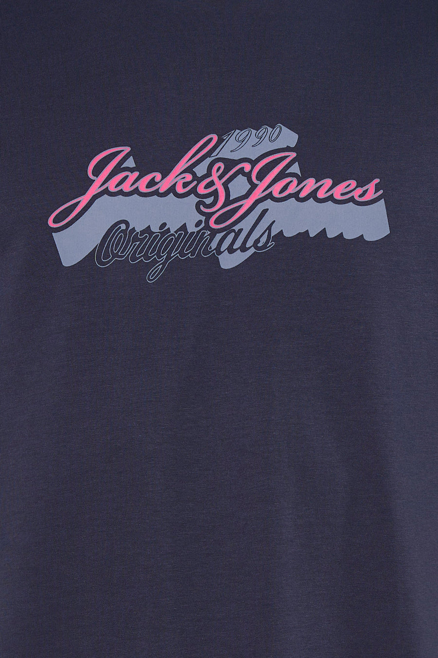 T-shirt gris foncé de Originals by Jack & Jones avec un logo rose 'Jack & Jones' et gris '1990 Originals' sur la poitrine.