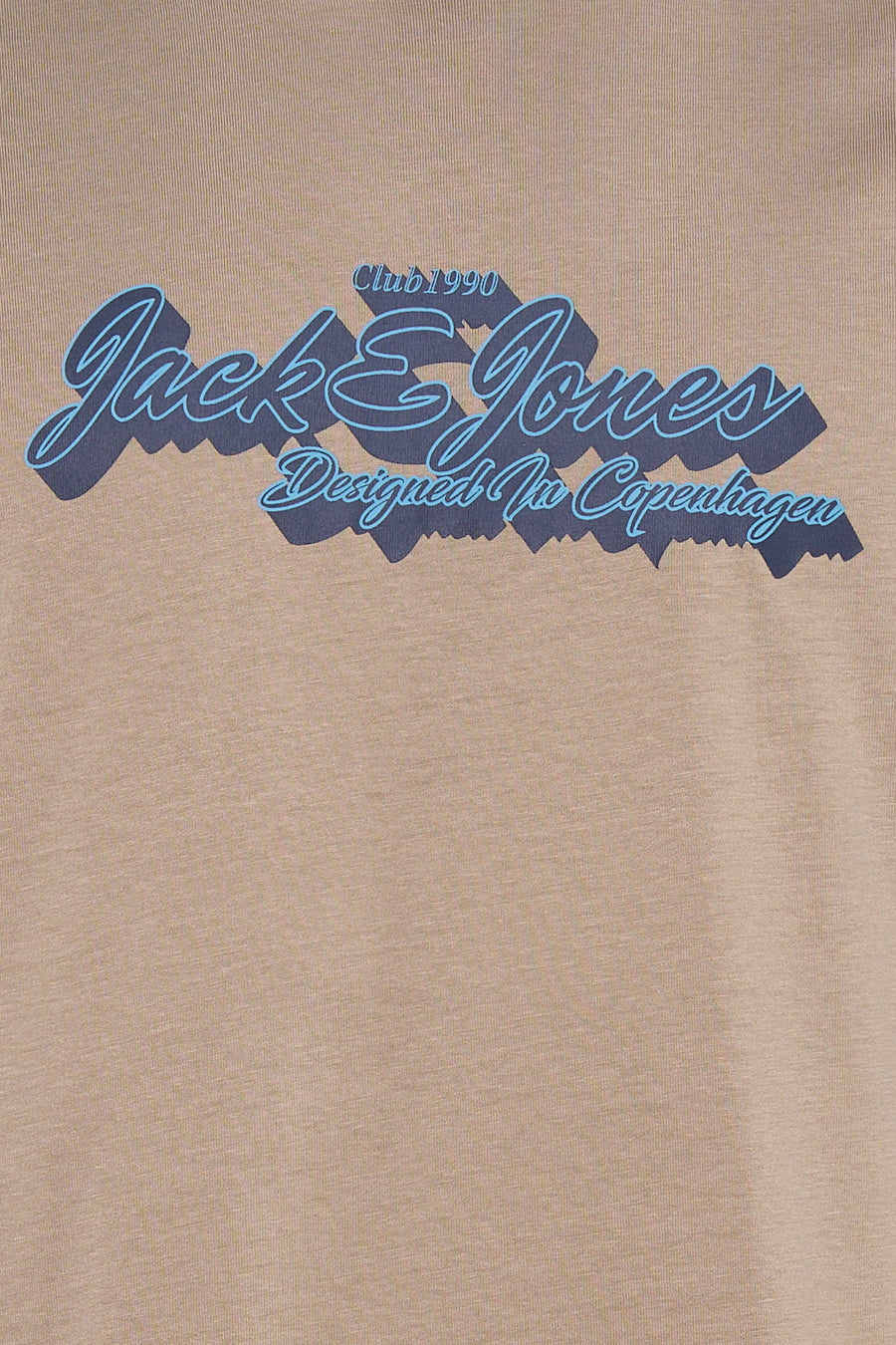 Beige T-shirt van ORIGINALS BY JACK & JONES met blauwe 'Club 1990', 'Jack & Jones' en 'Designed in Copenhagen' opdruk met schaduweffect.