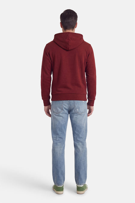 Rode sweater met kap van ORIGINALS BY JACK & JONES, gezien van achteren, met lichtblauwe jeans en groene schoenen.