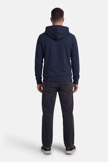 Blauwe sweater met kap van ORIGINALS BY JACK & JONES, gezien vanaf de achterkant, gedragen met zwarte jeans en sneakers.