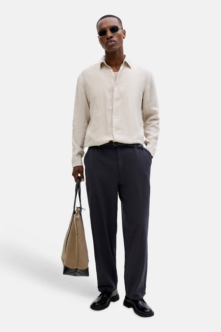 Zwarte elastische heren seizoensbroek van JACK & JONES JEANS INTELLIGENCE met een relaxte pasvorm, gedragen door een man.