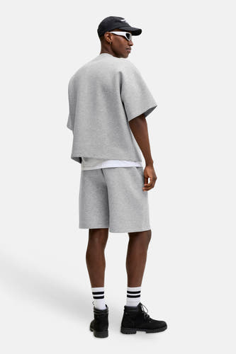 Grijze heren korte broek van JACK & JONES JEANS INTELLIGENCE, zijaanzicht, melange stof, casual fit, met overhemd en zwarte laarzen