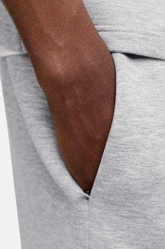 Grijze heren korte joggingbroek van JACK & JONES JEANS INTELLIGENCE, close-up van zijzak met hand erin, gebreide textuur