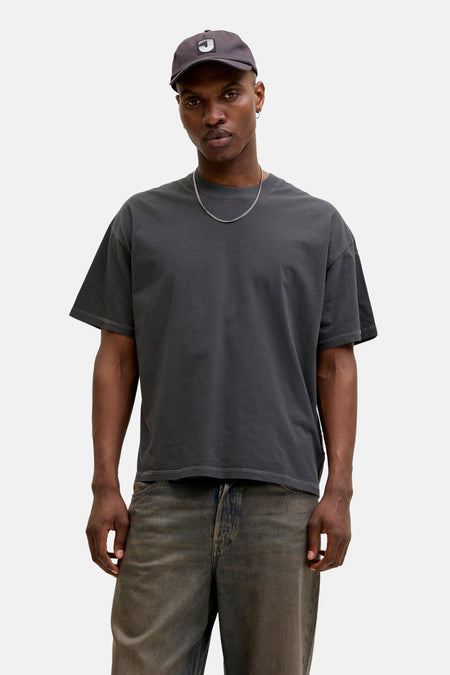 Zwart korte mouwen T-shirt van CORE BY JACK & JONES, casual fit met ronde hals, gedragen door model met cap en ketting