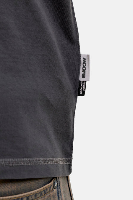 Zwart korte mouwen T-shirt van CORE BY JACK & JONES, zijwaarts detail met zichtbare label en gestreepte zoomrand