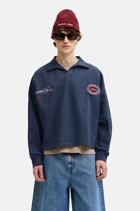 Marineblauwe sweater met polokraag van ORIGINALS BY JACK & JONES, met een ovale patch en geborduurde tekst op de borst.