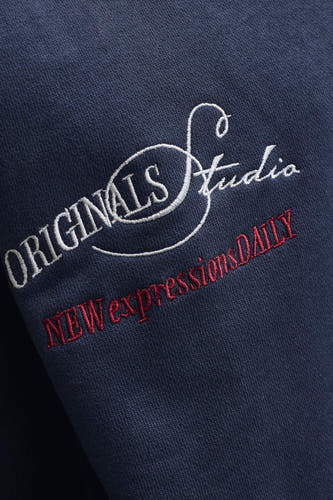 Donkerblauwe sweater met ronde hals van ORIGINALS BY JACK & JONES, met witte en rode geborduurde tekst.