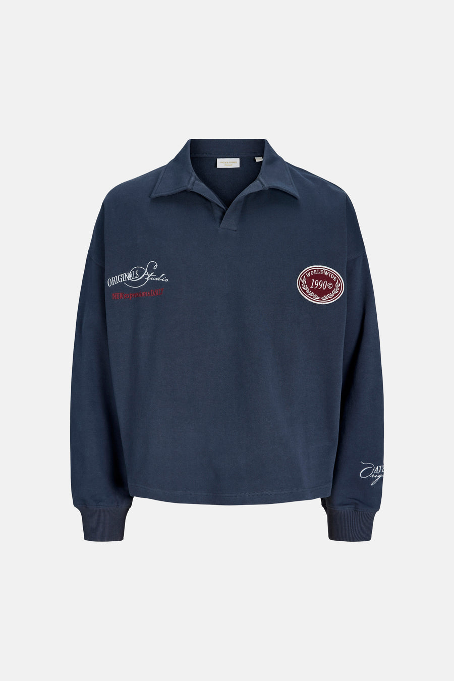 Donkerblauwe sweater met polokraag van ORIGINALS BY JACK & JONES, met geborduurde teksten en emblemen op borst en mouw.
