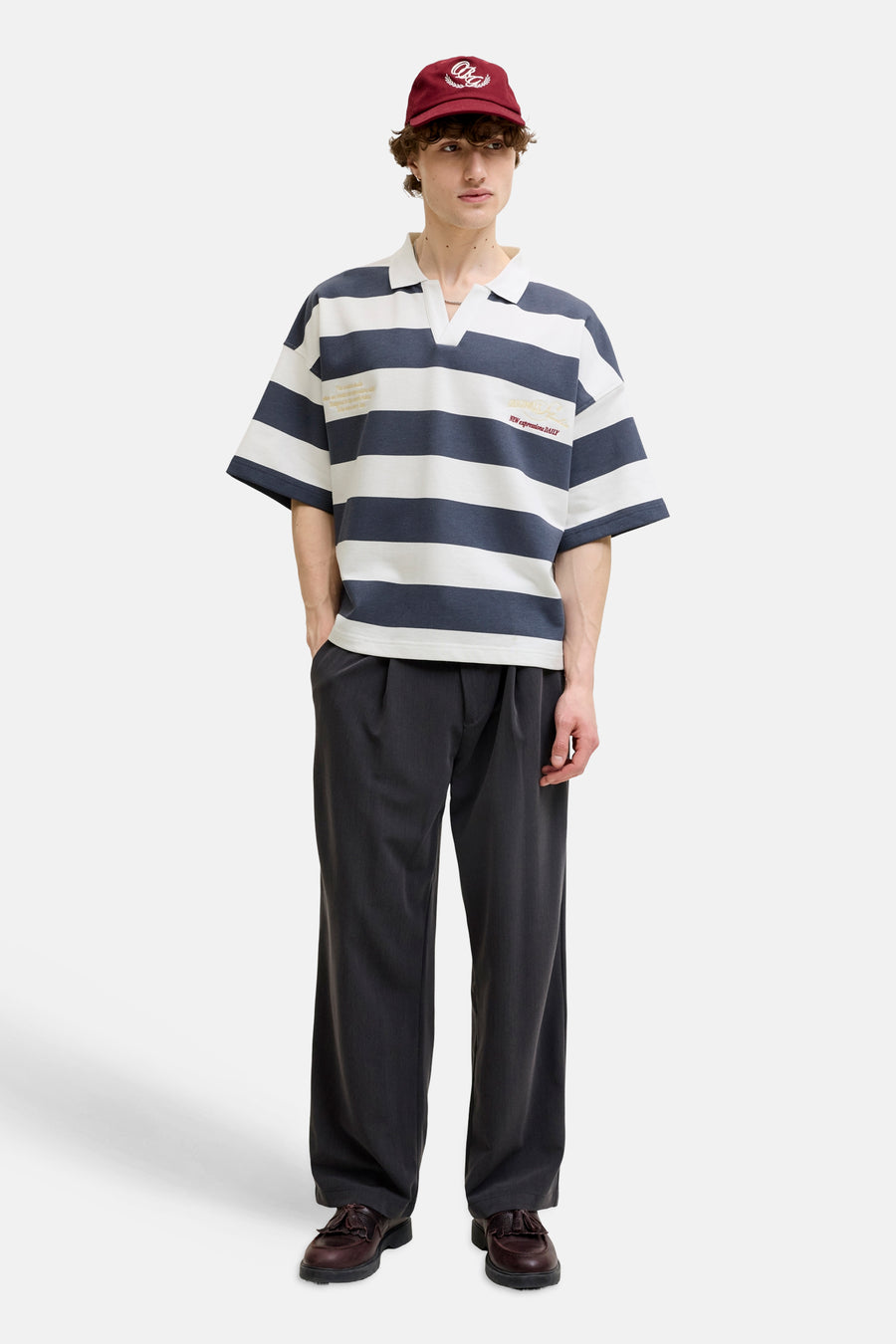Multicolor gestreepte sweater van ORIGINALS BY JACK & JONES, met korte mouwen en goudkleurige tekst, vooraanzicht op model in casual outfit