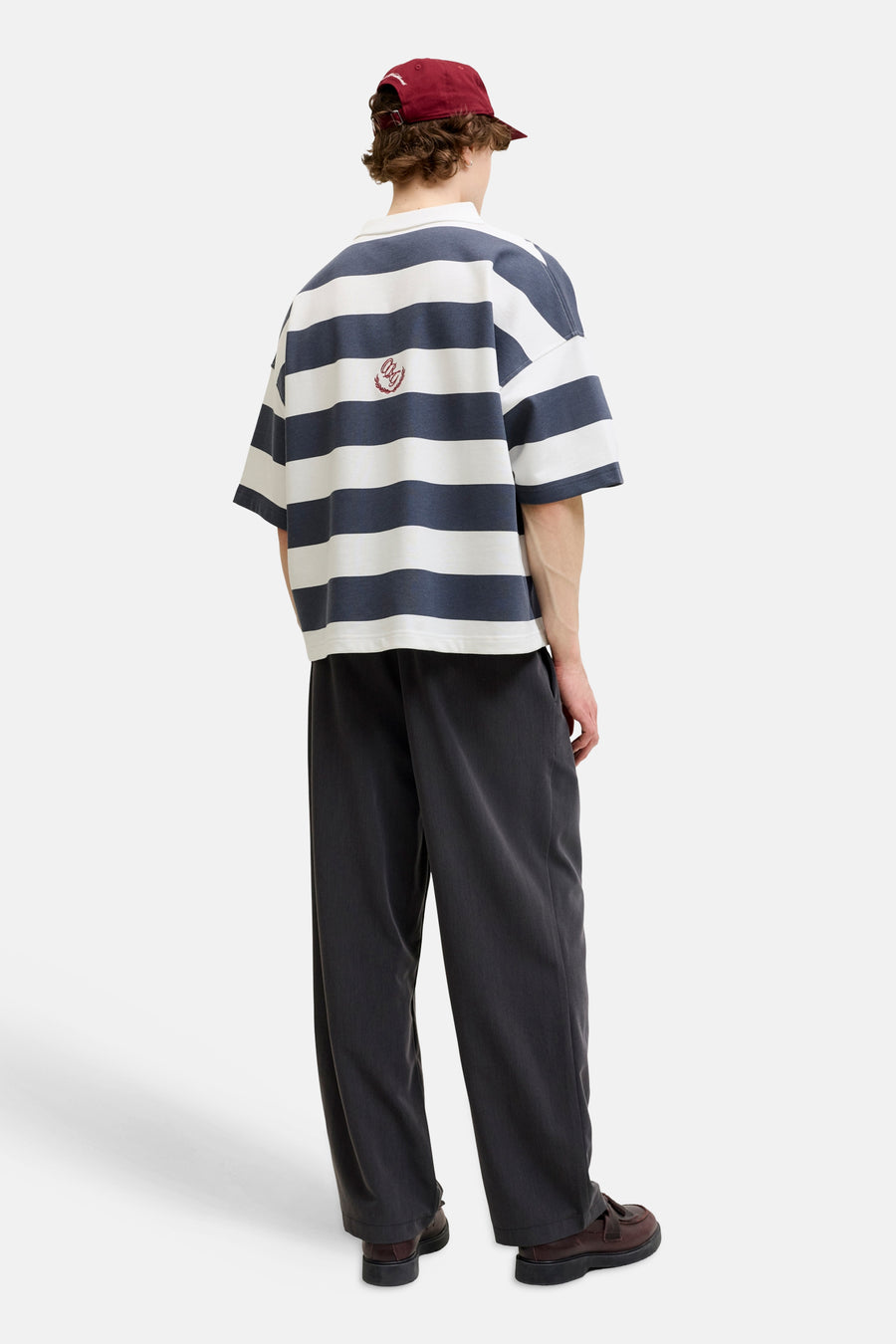 Wit-donkerblauw gestreepte sweater met witte kraag en geborduurd logo van ORIGINALS BY JACK & JONES, gedragen door man met donkere broek en rode pet.