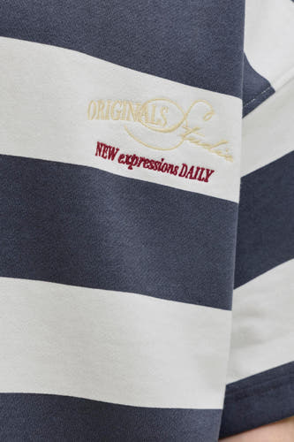 Grijze gestreepte sweater met ronde hals van ORIGINALS BY JACK & JONES, met geborduurd crème 'ORIGINALS' en roodbruine tekst 'NEW expressions DAILY'.