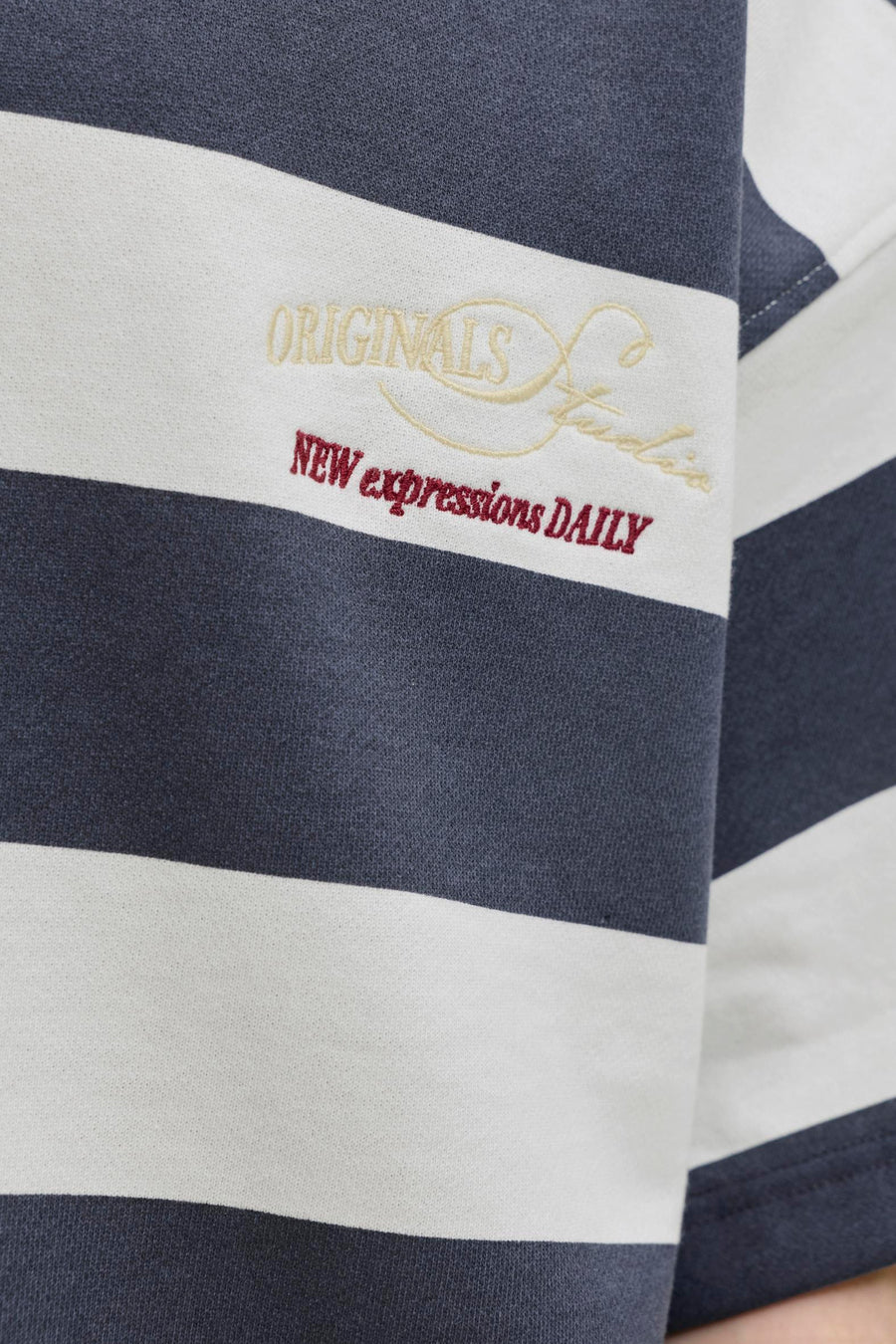 Grijze gestreepte sweater met ronde hals van ORIGINALS BY JACK & JONES, met geborduurd crème 'ORIGINALS' en roodbruine tekst 'NEW expressions DAILY'.