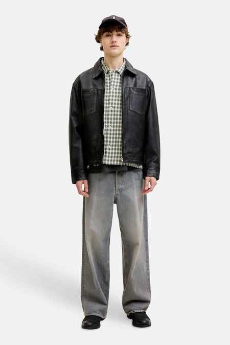 Multicolor geruit overhemd van ORIGINALS BY JACK & JONES, gedragen onder zwarte leerjack, grijze jeans en zwarte cap, front view