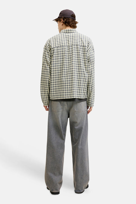 Multicolor geruit overhemd van ORIGINALS BY JACK & JONES, achterzijde, losse pasvorm, gecombineerd met grijze jeans en donkere pet