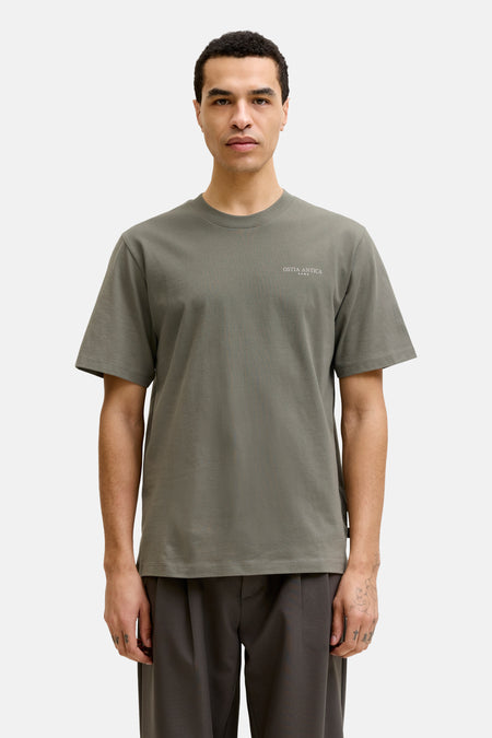 Olijfgroene korte mouwen T-shirt van PREMIUM by JACK & JONES met klein wit logo op borst, gestileerd op model in front view