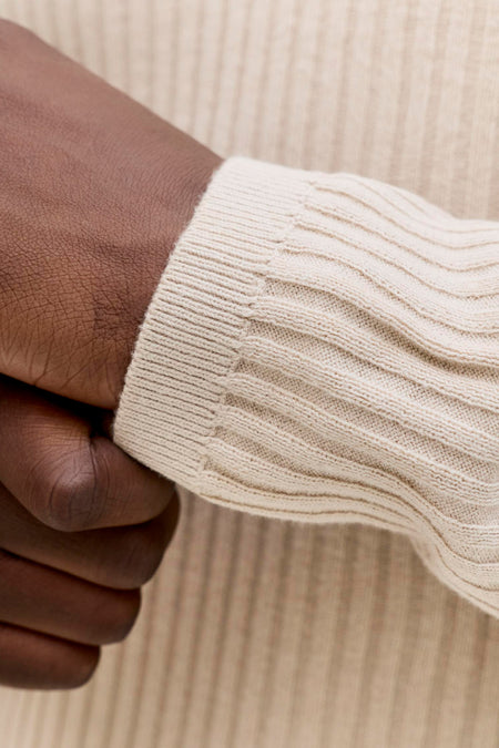 Pull beige à col rond de PREMIUM by JACK & JONES, avec manche et poignet côtelés.
