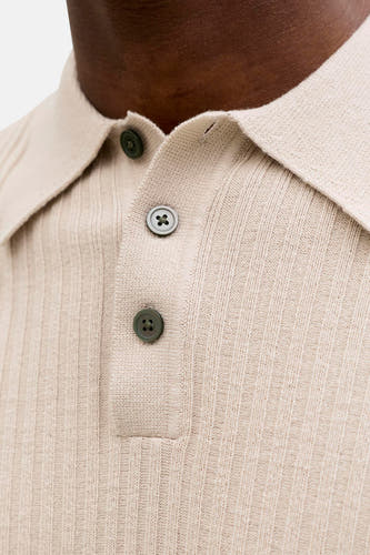 Beige geribde trui van PREMIUM by JACK & JONES, met open kraag en drieknops sluiting met donkergroene knopen.