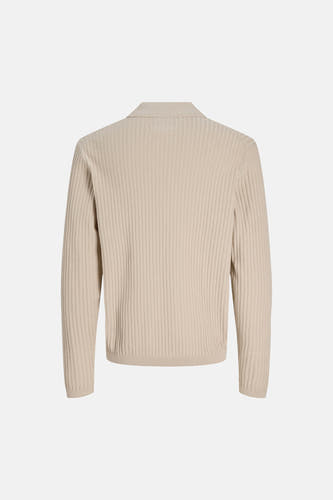Beige ribgebreide trui van PREMIUM by JACK & JONES met polokraag, lange mouwen en geribbelde boorden, rugzijde zichtbaar.