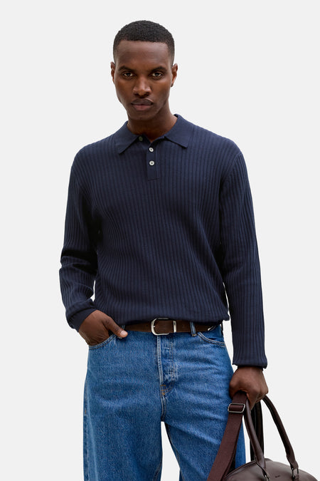 Blauwe trui met ronde hals van PREMIUM by JACK & JONES met geribde textuur en knoopsluiting, gedragen met jeans en een bruine riem.