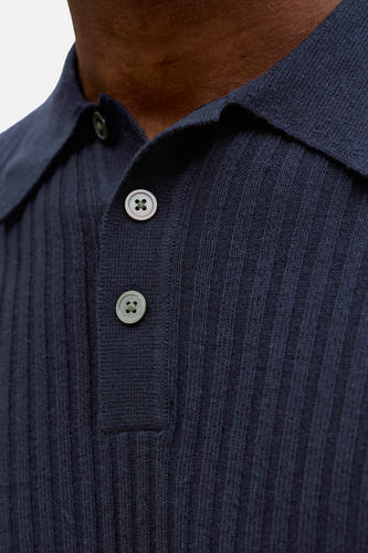 Pull bleu marine à col rond de PREMIUM by JACK & JONES, avec une texture côtelée, un col polo et deux boutons clairs avec surpiqûres foncées.