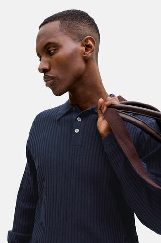 Blauwe ribtrui met ronde hals van PREMIUM by JACK & JONES, zijaanzicht, model draagt bruine schouderriem