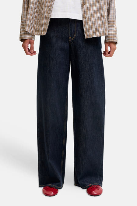 Donkere blauwe wijde jeans van denim van JJXX, met gele naden, gedragen met geruit overhemd en rode schoenen, front view