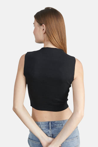 Zwarte top zonder mouwen van 24 colours, achterkant, gecombineerd met een jeans.
