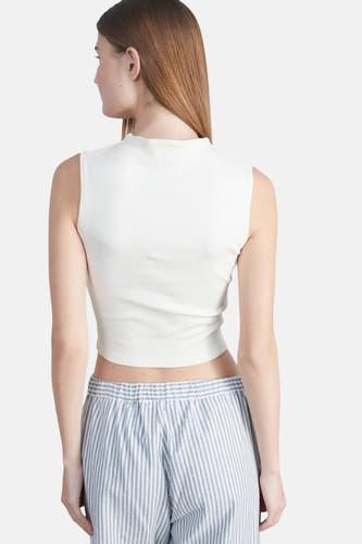 T-shirt écru de 24 couleurs, avec un col en côtes et associé à un pantalon rayé.