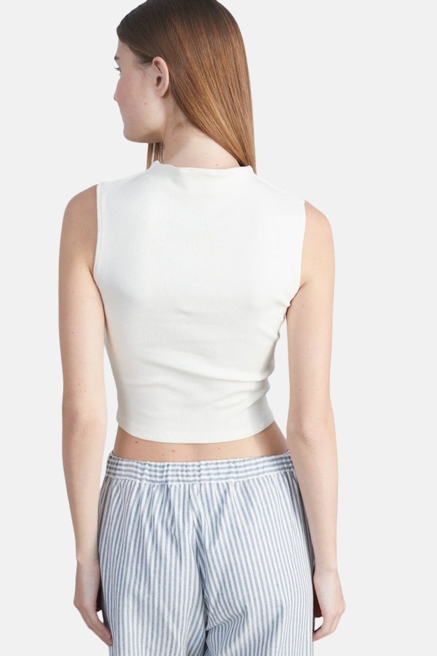 T-shirt écru de 24 couleurs, avec un col en côtes et associé à un pantalon rayé.