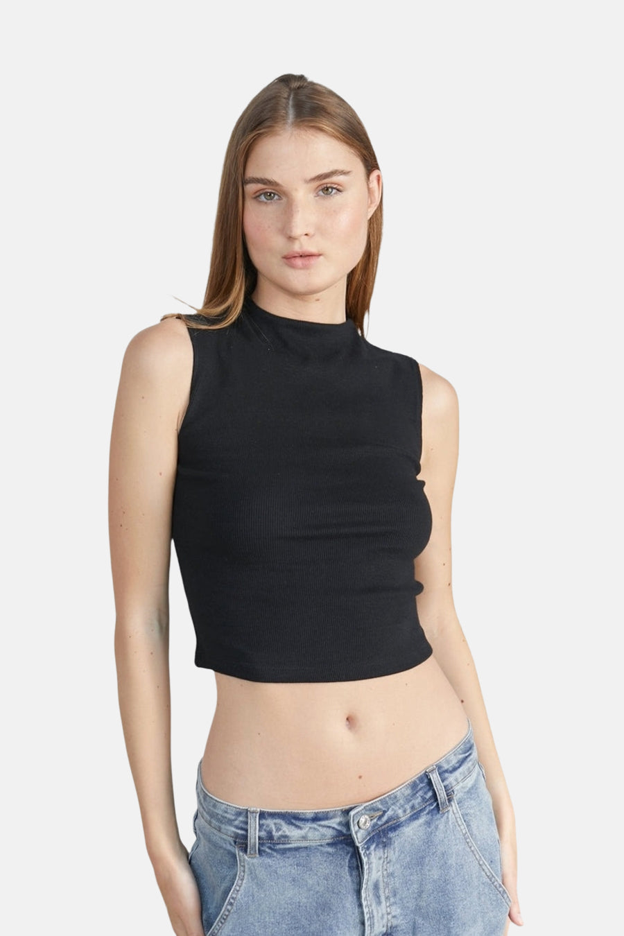 T-shirt sans manches noir de 24 couleurs, avec une texture côtelée, porté avec un jean.