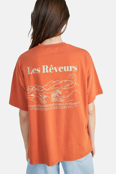 Oranje T-shirt met korte mouwen van 24 colours, met print van bergen en tekst op de rug.
