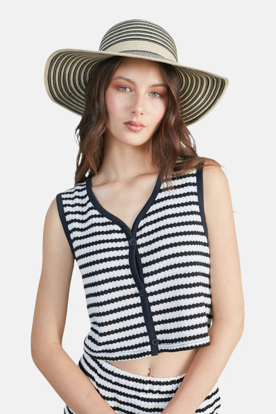 Gilet blanc de 24 couleurs avec des rayures noires et une fermeture à boutons, associé à un pantalon rayé et un chapeau de paille.