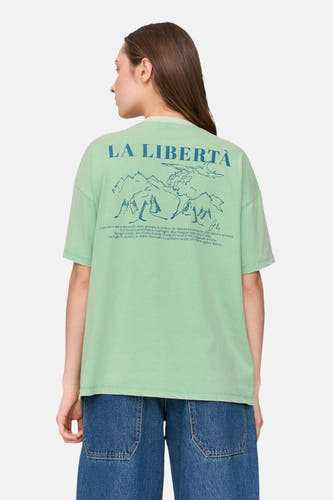 T-shirt vert avec manches courtes de 24 colours gmbh, imprimé de montagnes sur le dos.