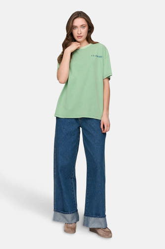 T-shirt vert avec manches courtes de 24 colours gmbh, manches courtes et coupe décontractée, associé à un jeans bleu.