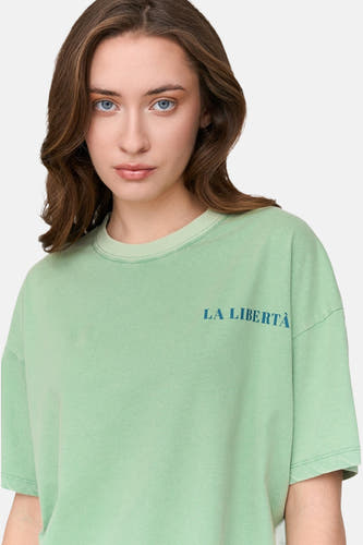 T-shirt vert avec manches courtes de 24 colours gmbh, avec du texte bleu "LA LIBERTÀ".