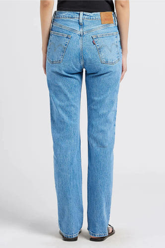 Lichtblauwe straight jeans van Levi's, gezien van achteren, met bruin leren label en rode tab.

