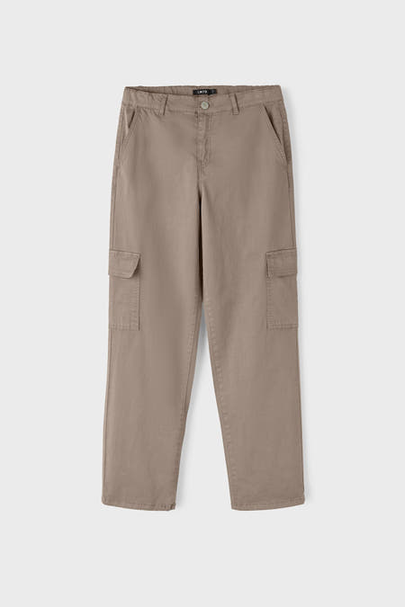 Khaki cargobroek van LMTD, met zakken op de pijpen en een effen dessin.