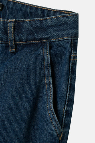 Donkerblauwe, wijde jeans van LMTD, met een denim textuur en een zichtbare zak aan de zijkant.