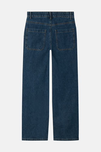 Donkerblauwe wijde jeans van LMTD, met achterzakken en een klassieke denim textuur.
